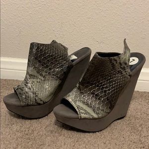 Size 7 XOXO Snake Skin Wedge w/ small platform